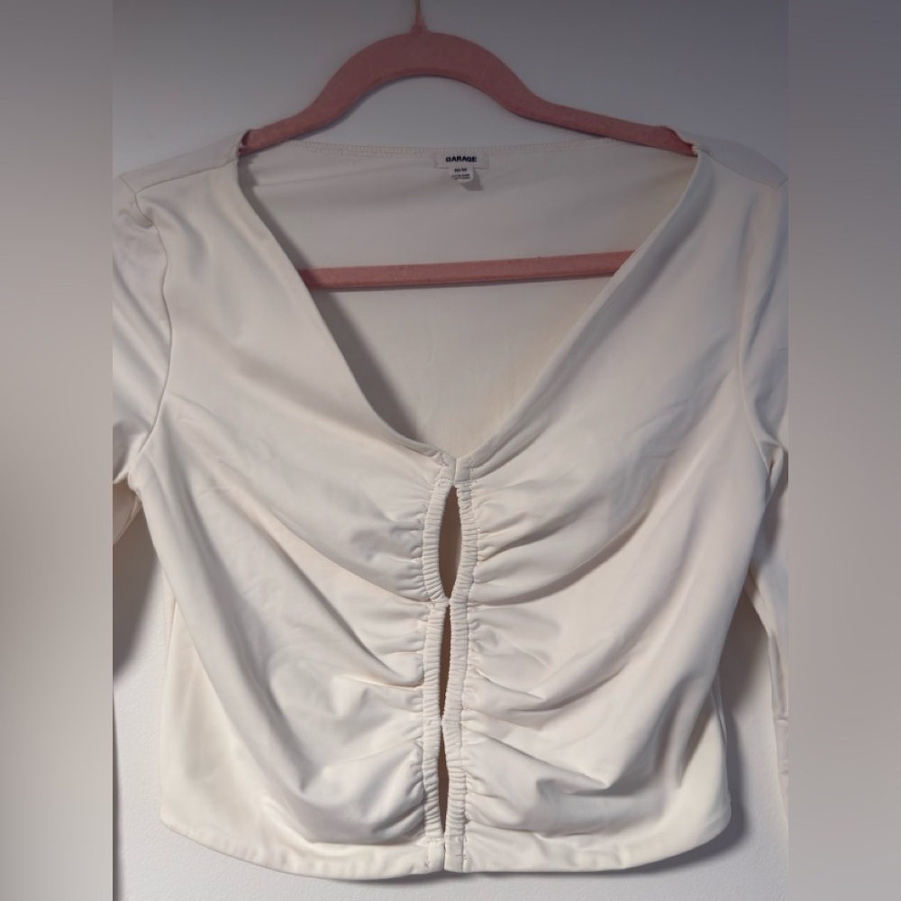 GARAGE brand / Cream Ruched V-Neck Top Used, Size M. Super stretchy!